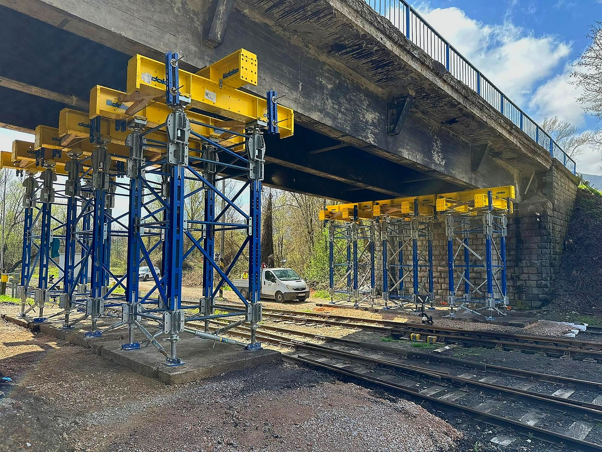 Obr. 4 Prvé nasadenie podperného systému Doka UniKit na Slovensku ako dočasné podopretie mosta v havarijnom stave