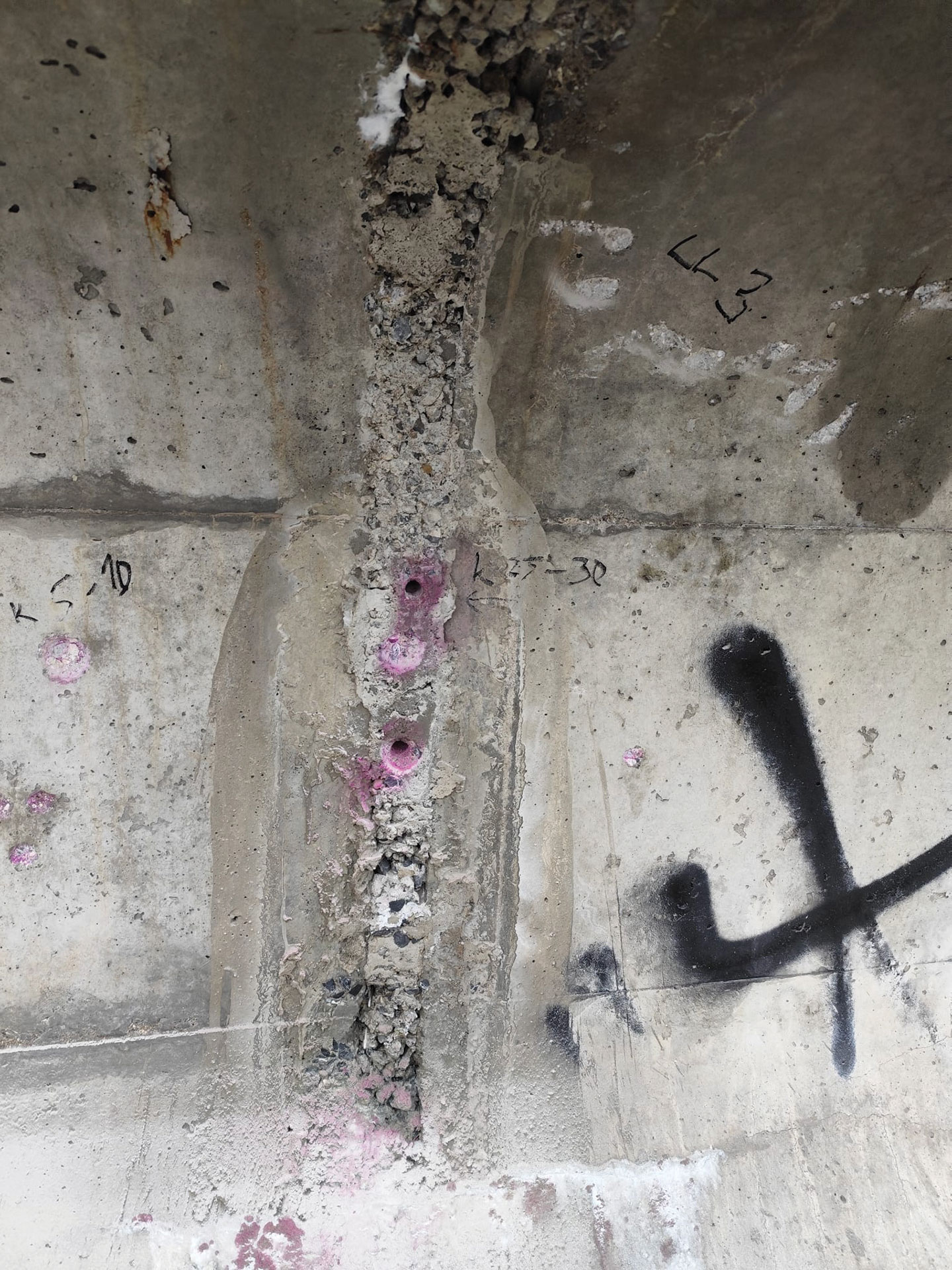 Obr. 5 Príklad výrazne odlišnej hĺbky karbonatizácie segmentových prefabrikátov I-73 (5 – 10  mm) a výplňovej malty v škáre (25 – 30 mm) – malta v škáre obsahuje kaverny a je výrazne priepustnejšia.