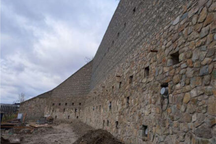Železobetónové konštrukcie zabezpečujúce svah na stavbe Vydrica v Bratislave