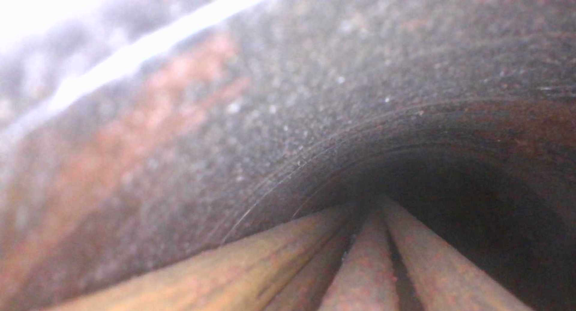 Obr. 8 Porovnanie vplyvu stabilného a nestabilného prostredia v nezainjektovaných káblových kanálikoch – vľavo je stabilné prostredie s rovnomernou povrchovou koróziou drôtov bez rozsiahlej tvorby koróznych produktov (most bez zatekania s funkčnou hydroizoláciou a mostnými závermi), vpravo vidieť nestabilné prostredie vlhkého káblového kanálika s jamkovou koróziou drôtov s viditeľnými koróznymi produktmi (most s poškodenou hydroizoláciou a mostnými závermi). 