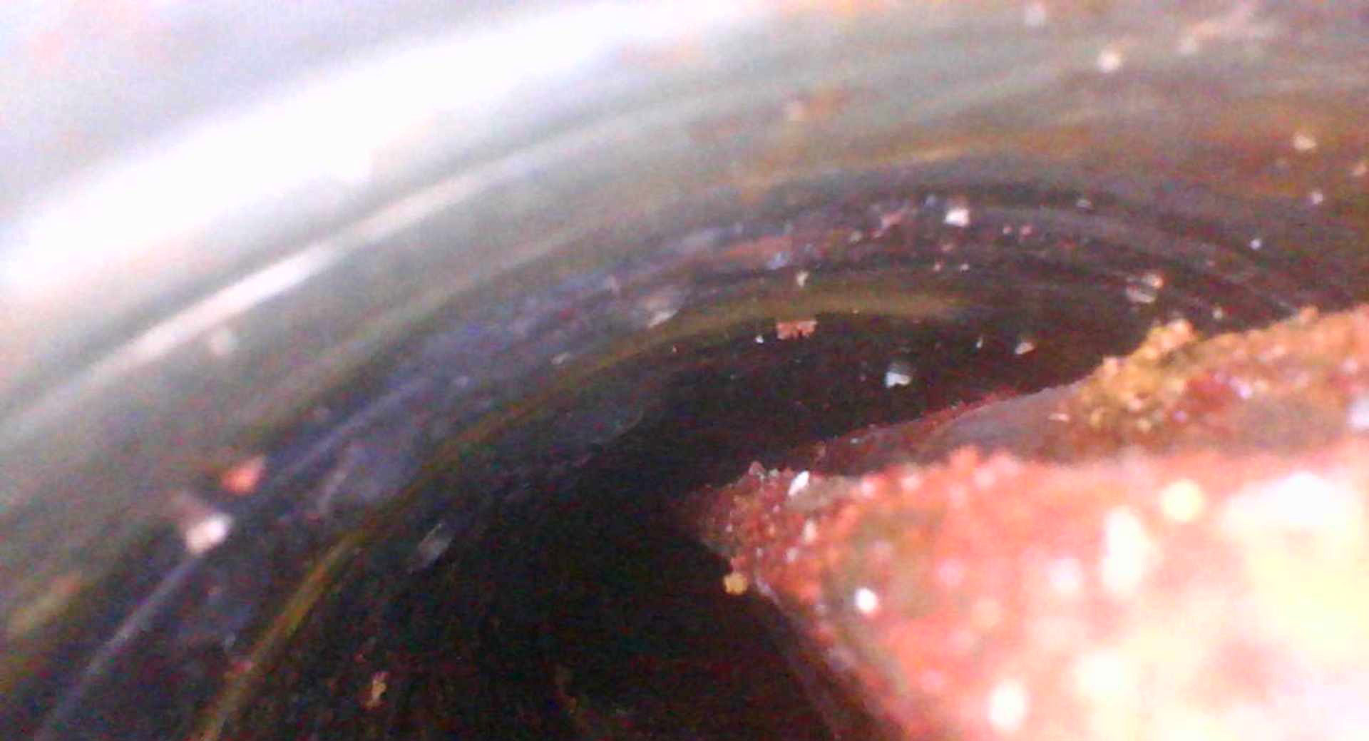 Obr. 8 Porovnanie vplyvu stabilného a nestabilného prostredia v nezainjektovaných káblových kanálikoch – vľavo je stabilné prostredie s rovnomernou povrchovou koróziou drôtov bez rozsiahlej tvorby koróznych produktov (most bez zatekania s funkčnou hydroizoláciou a mostnými závermi), vpravo vidieť nestabilné prostredie vlhkého káblového kanálika s jamkovou koróziou drôtov s viditeľnými koróznymi produktmi (most s poškodenou hydroizoláciou a mostnými závermi). 