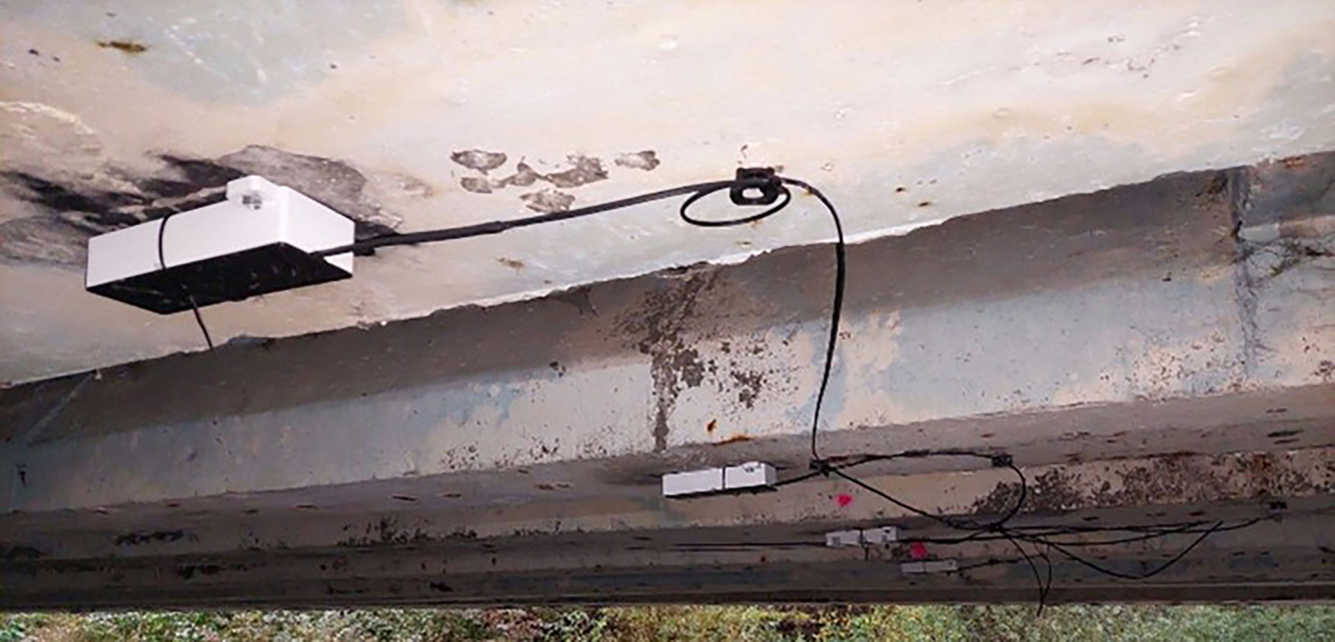 Obr. 9 Pohľad na nainštalované snímače na nosníkoch