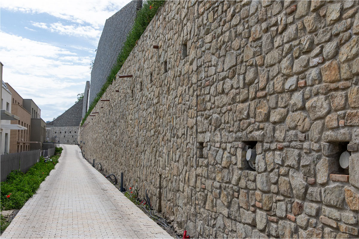 Obr. 16 Finálny vzhľad konštrukcie s predsadeným kamenným múrom