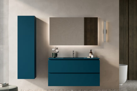Minimalistická kúpeľňa s nábytkom v tmavomodrej farbe Blu Oceano