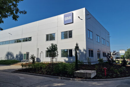 Moderná výrobná hala BMI v Štúrove po dokončení prvej fázy investície