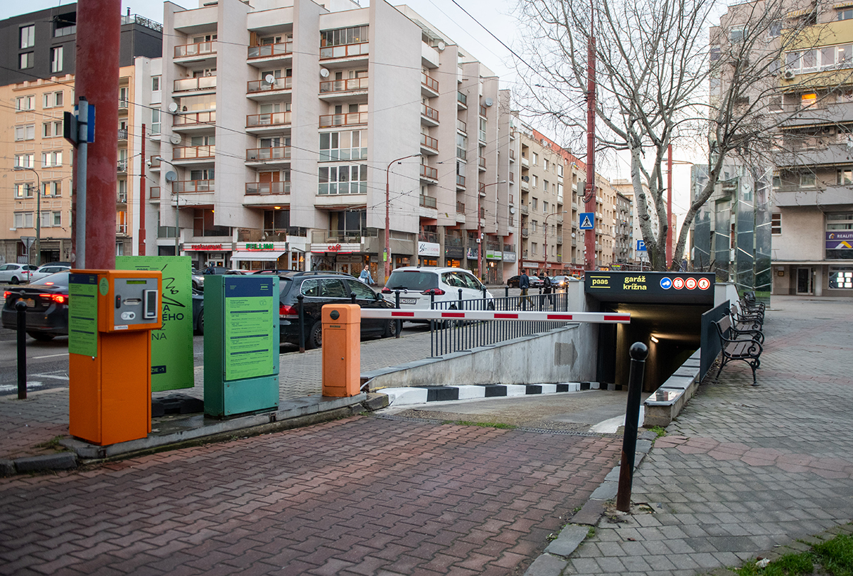 Vjazd do podzemnej garáže Krížna so závorou a cenníkom parkovania
