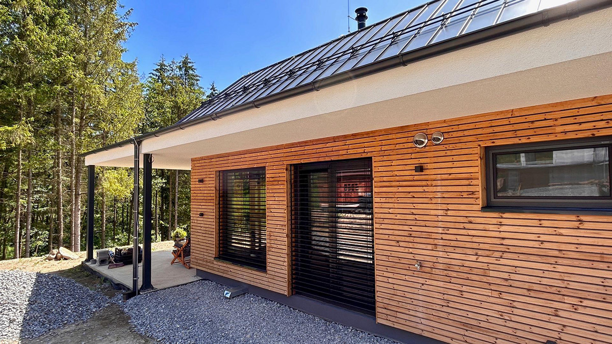 Drevený obklad a terasa pri modernom bungalove v tradičnom štýle