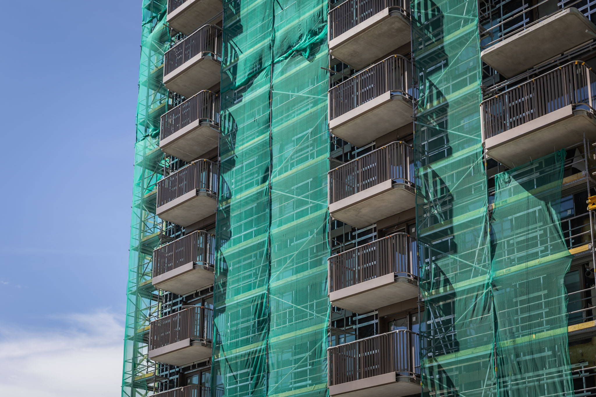 Stavebné práce na projekte Millhaus - detail balkónov a fasády