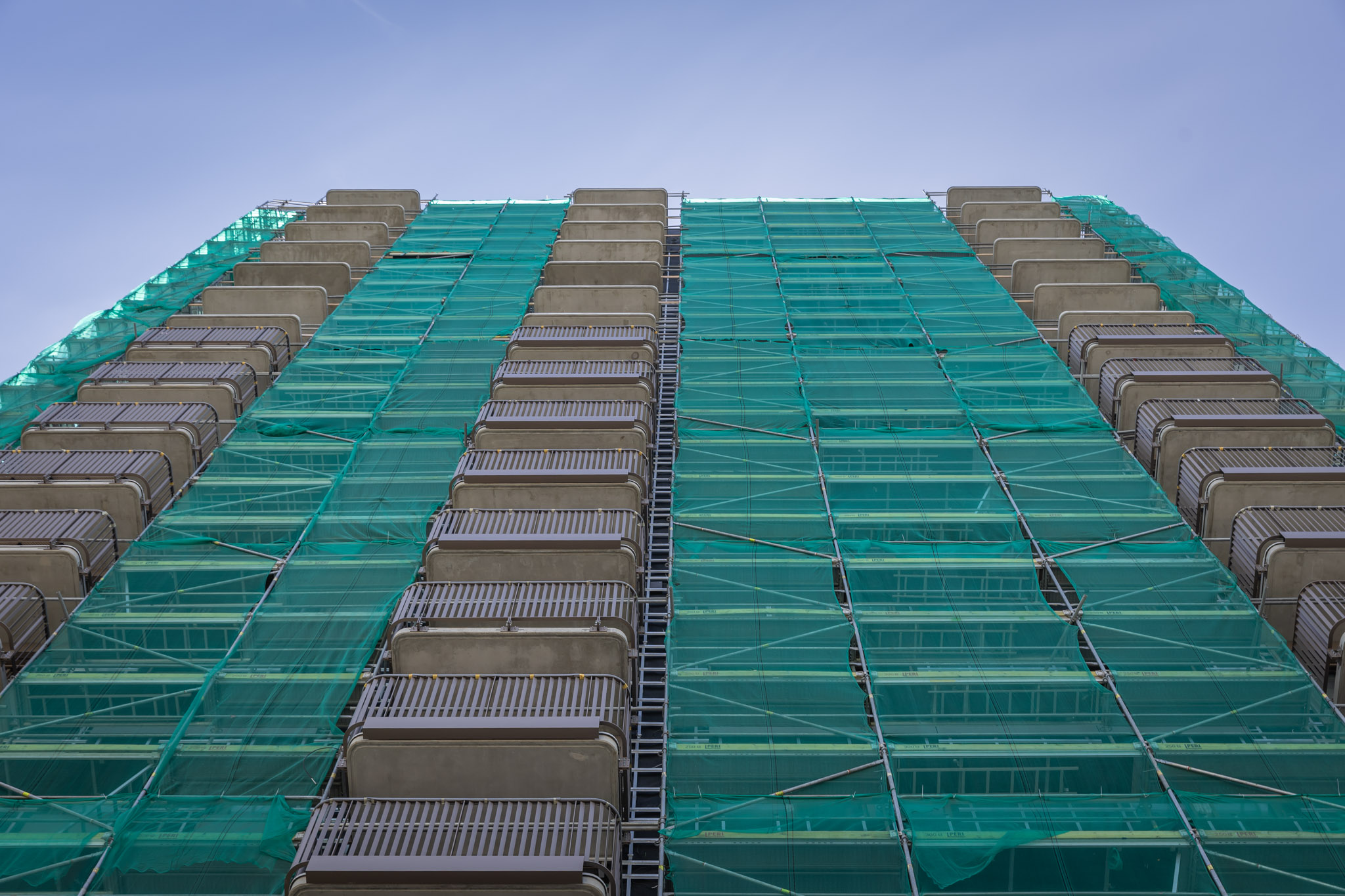 Stavebné práce na projekte Millhaus - detail balkónov a lešenia