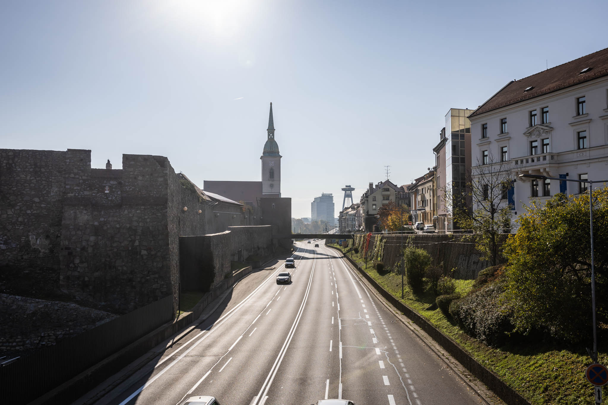 Zúžené jazdné pruhy na Staromestskej ulici v Bratislave v závere októbra 2024
