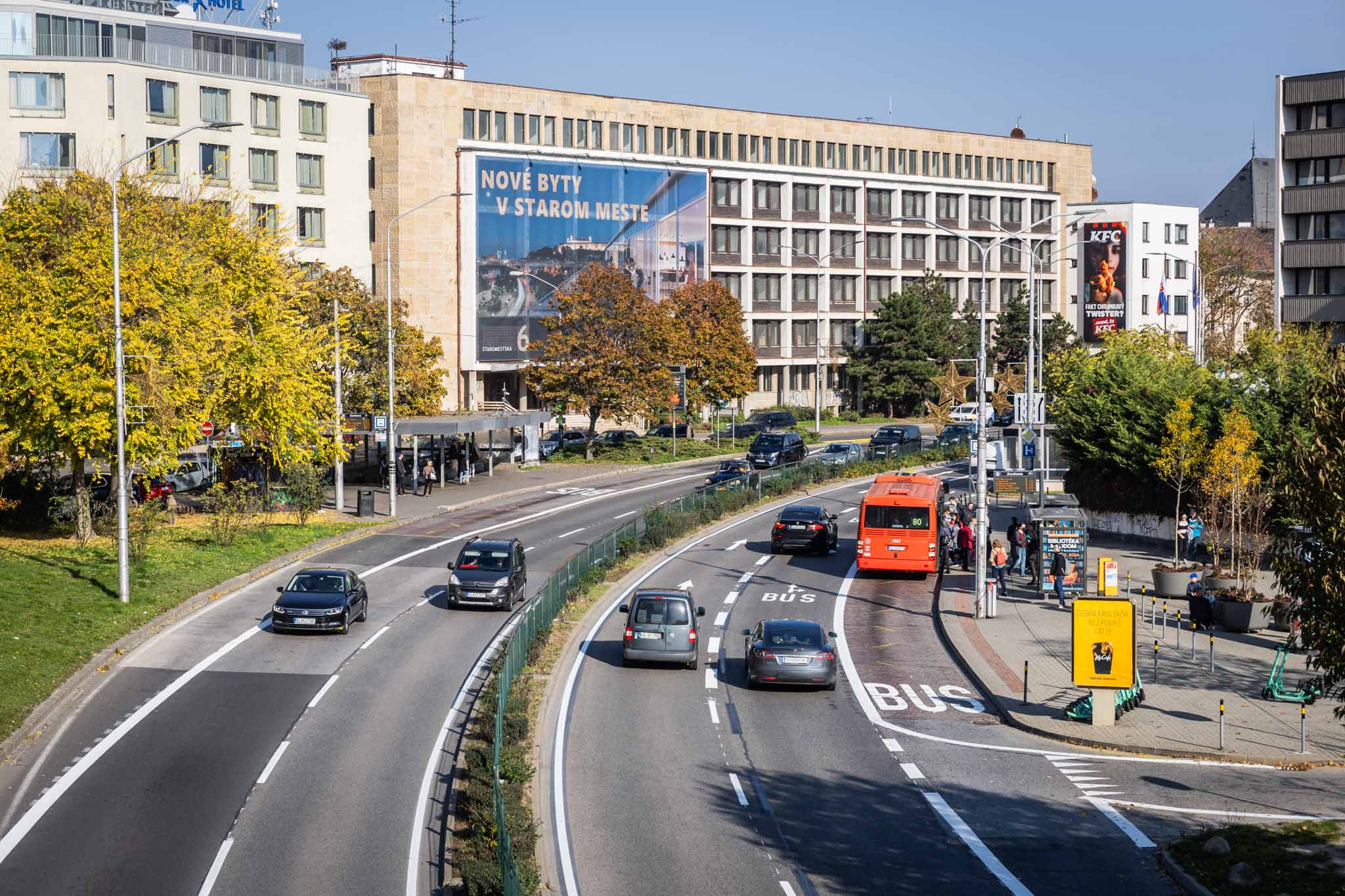 Zúžené jazdné pruhy na Staromestskej ulici v Bratislave v závere októbra 2024