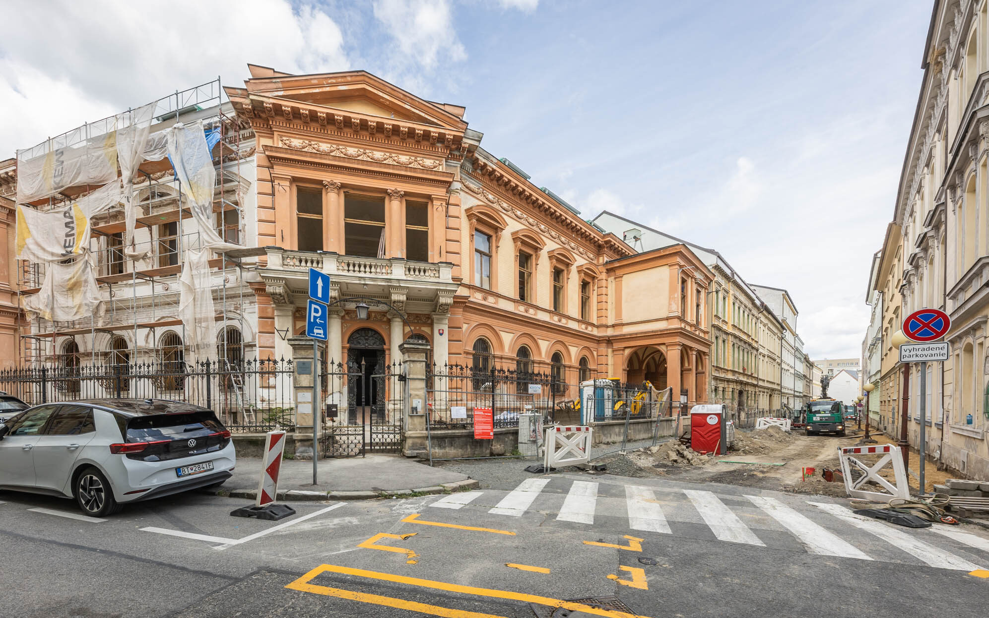 Súčasne s rekonštrukciou Konventnej ulice dnes prebieha aj obnova Heckenastovho paláca, ktorý rekonštruuje Ekonomicnká univerzita