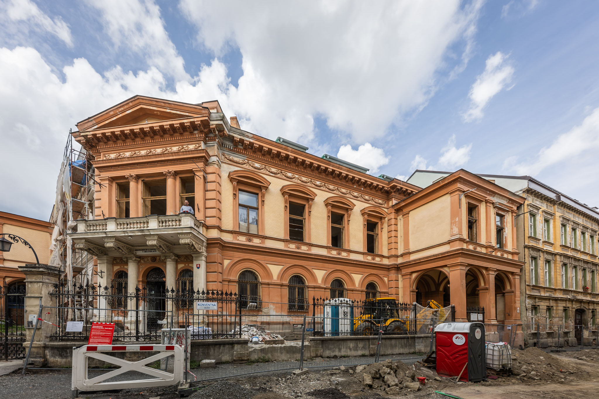 Súčasne s rekonštrukciou Konventnej ulice dnes prebieha aj obnova Heckenastovho paláca, ktorý rekonštruuje Ekonomicnká univerzita