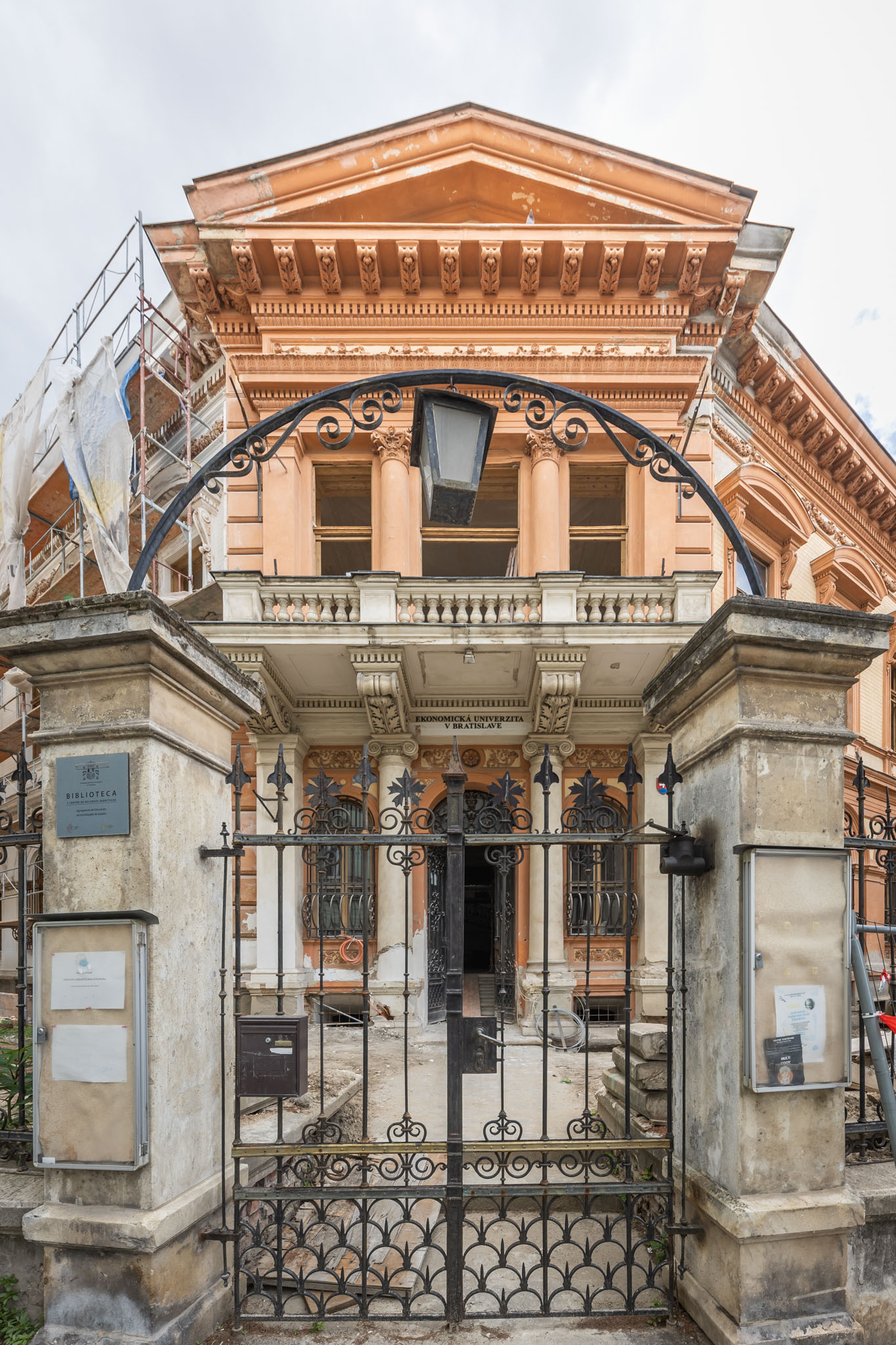 Súčasne s rekonštrukciou Konventnej ulice dnes prebieha aj obnova Heckenastovho paláca, ktorý rekonštruuje Ekonomicnká univerzita