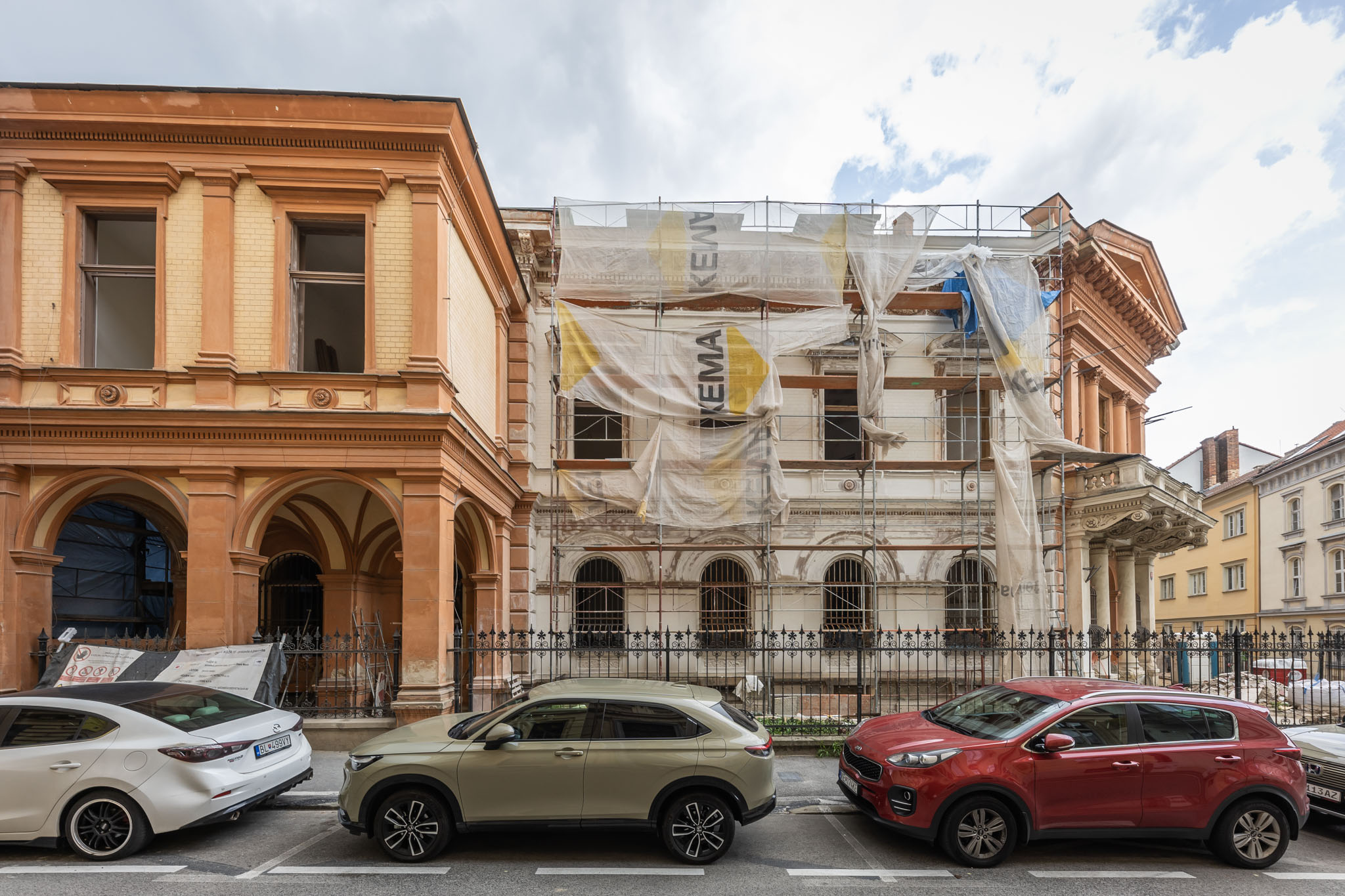 Súčasne s rekonštrukciou Konventnej ulice dnes prebieha aj obnova Heckenastovho paláca, ktorý rekonštruuje Ekonomicnká univerzita