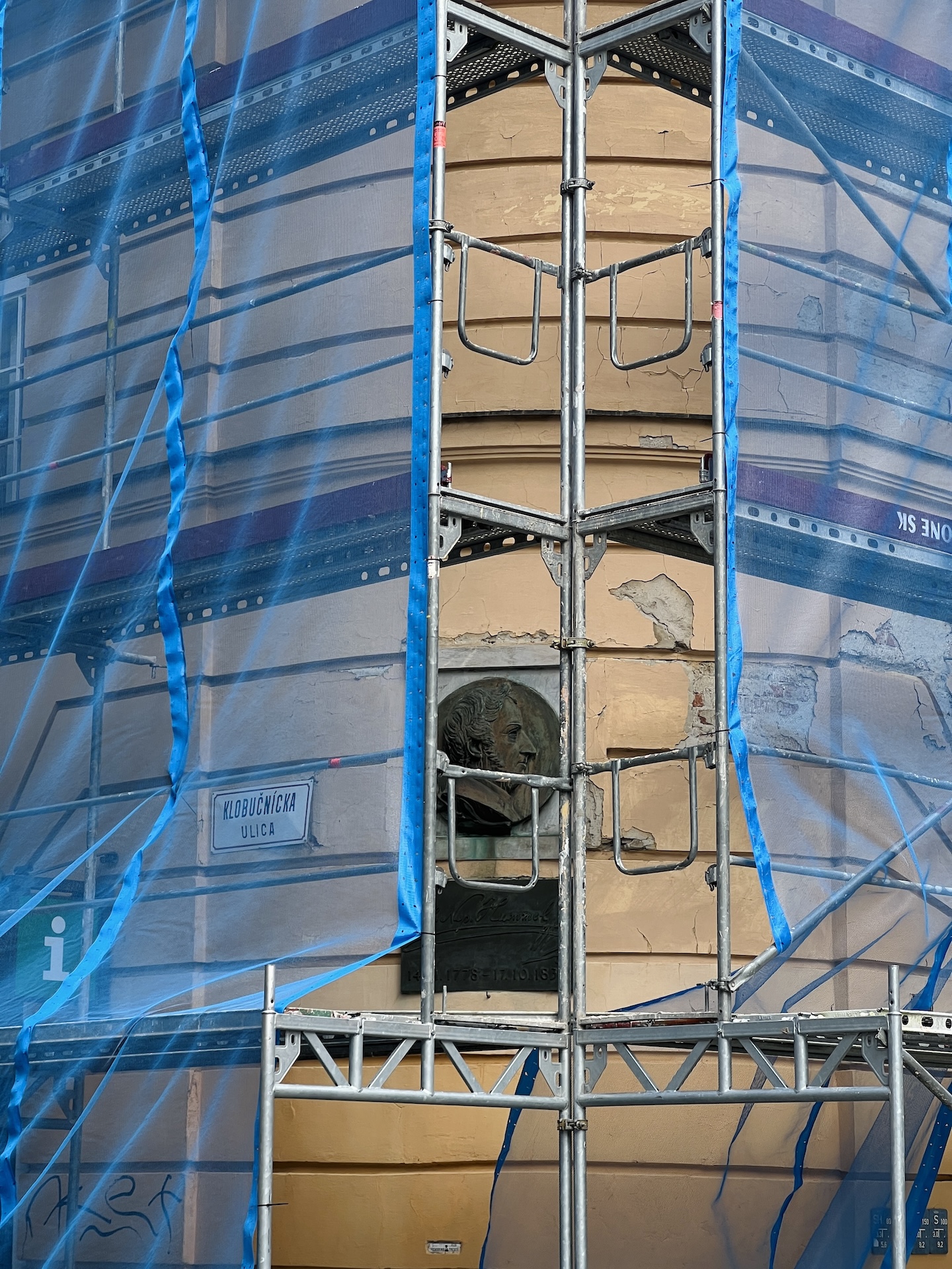Rekonštrukcia budovy na Klobučníckej 2 - detail fasády
