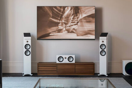 Moderná obývačka so zostavou reproduktorov pre domáce kino Monitor Audio Bronze 7G v bielom prevedení