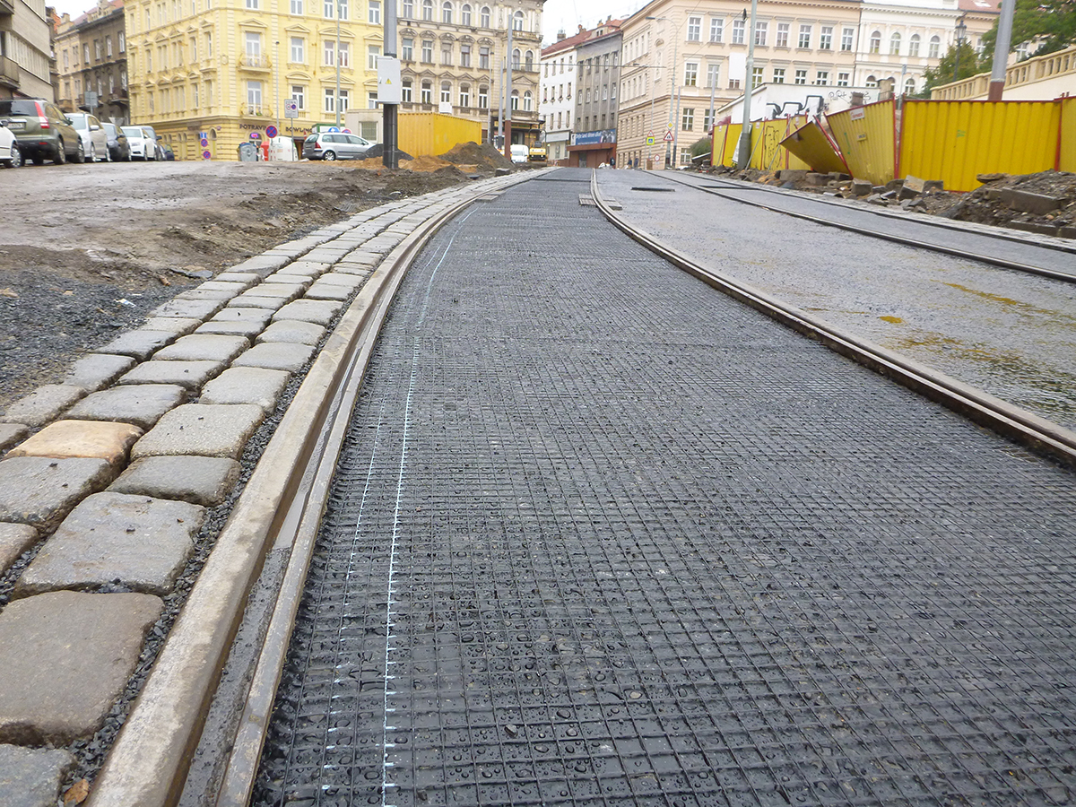 Obr. 3 GlasGrid® aplikovaný medzi dve vrstvy liateho asfaltu |