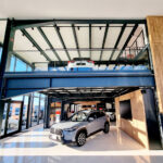 Oceľová konštrukcia interiéru s galériou v autosalóne s moderným presklením