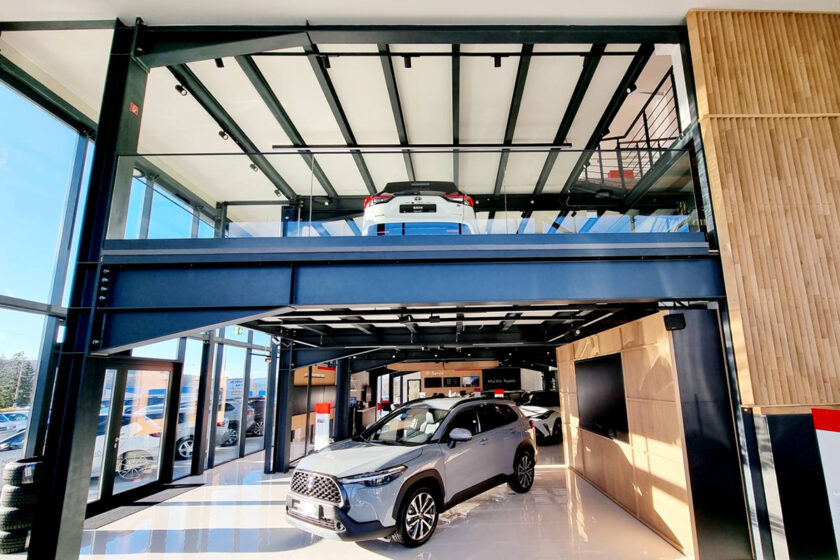 Oceľová konštrukcia interiéru s galériou v autosalóne s moderným presklením