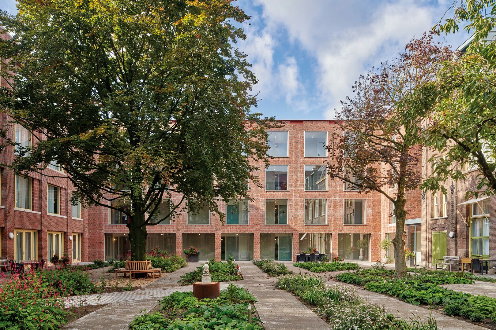 Ateliér Shift architecture urbanism sa zameriava na realizáciu domovov pre seniorov a opatrovateľských domovov pre starnúce rehoľné sestry. 