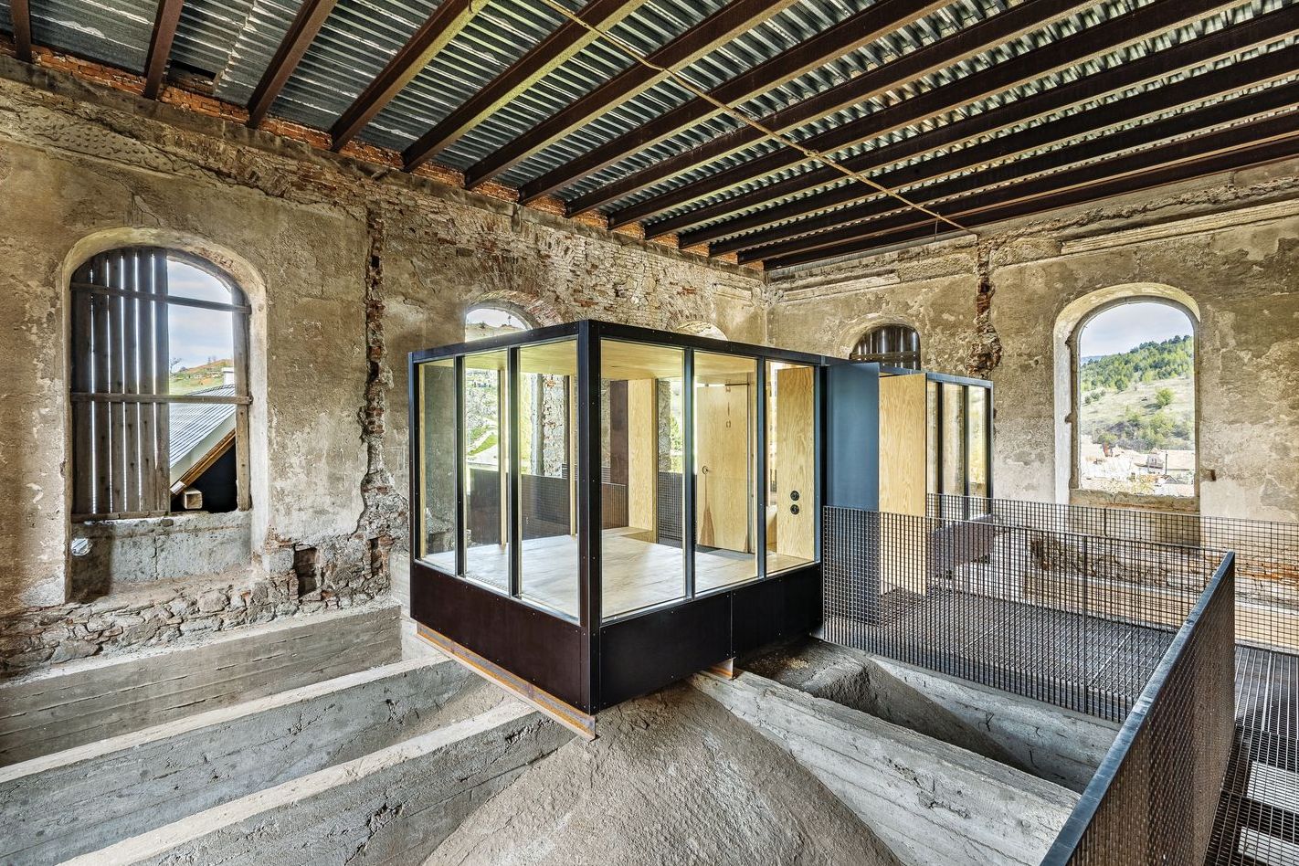 Dielo Bunky Jelšava, kaštieľ Coburgovcov získalo ocenenie CE ZA AR. Architekti: Peter Lényi, Marián Lucký, Lenka Borecká. Spoluautori dizajnu buniek: Matúš Šestina, Miro Šestina. Investor: Čierne diery