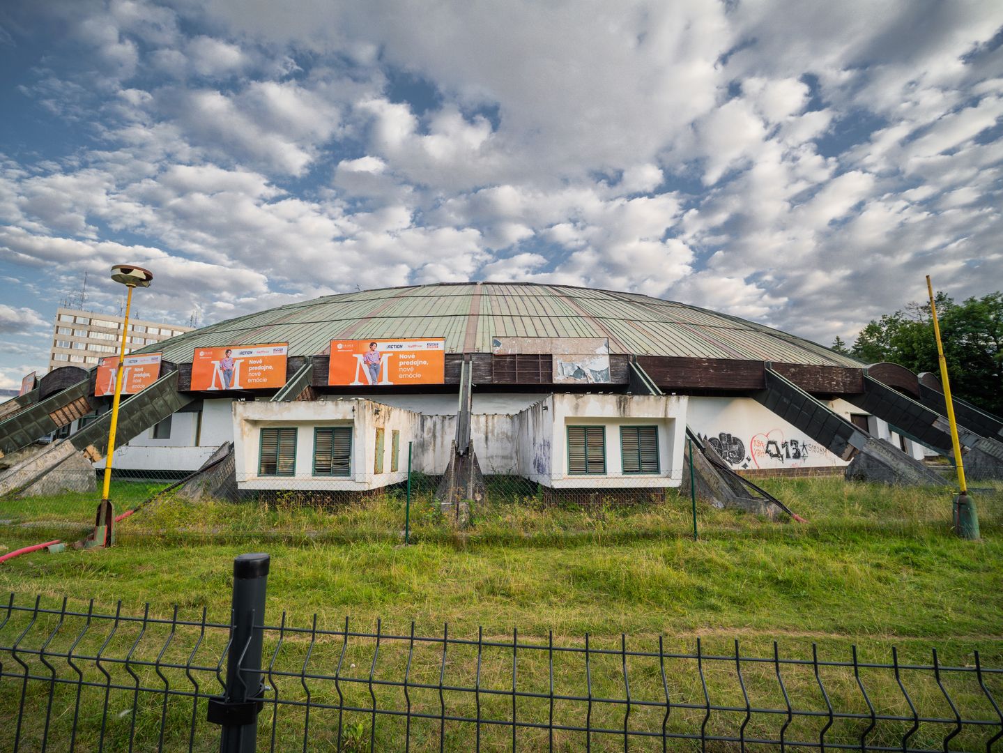 Športová hala na Bôriku v Žiline je vďaka svojmu tvaru prezývaná Korytnačka. 