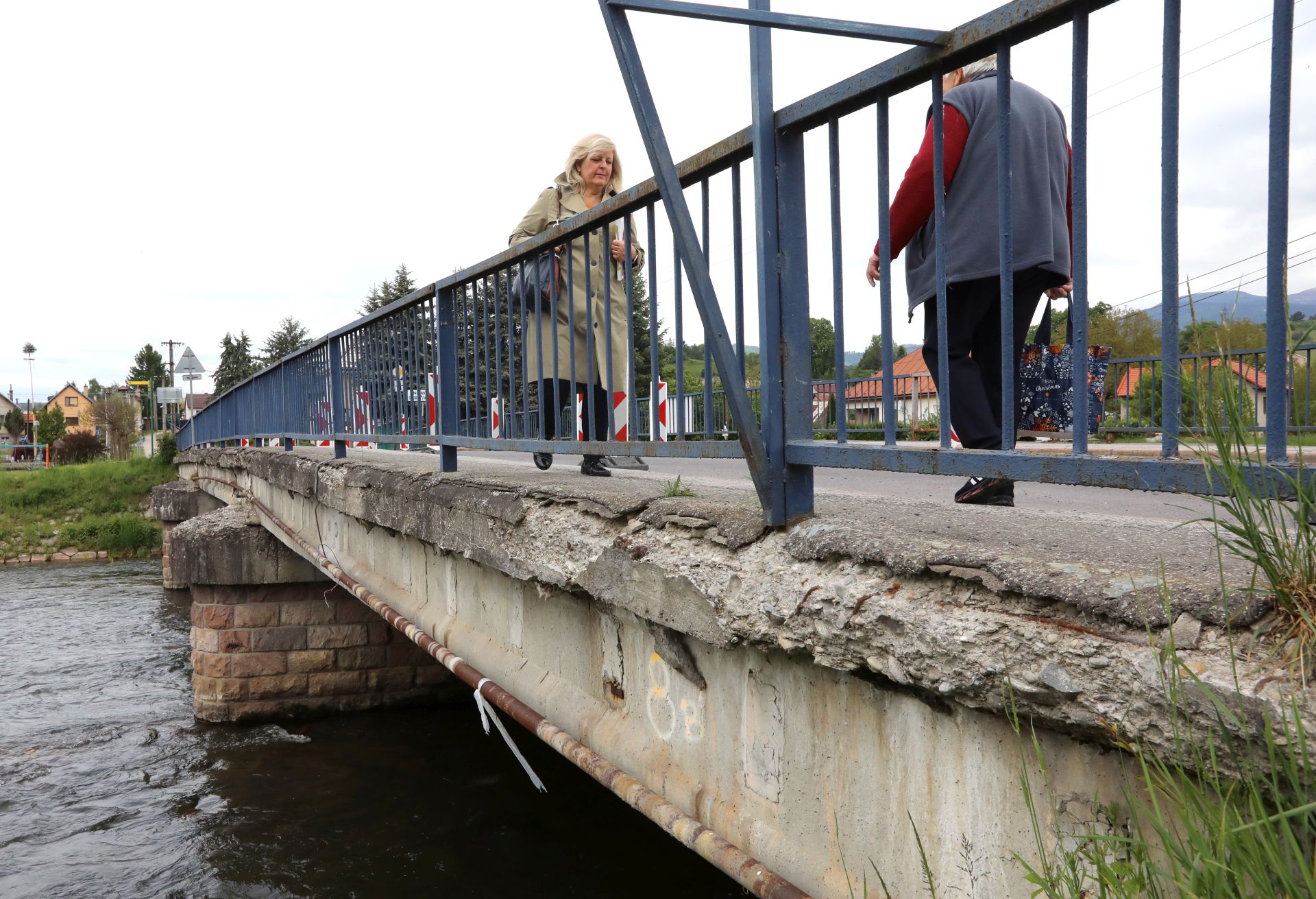 Most v obci Brusno je takmer v havarijnom stave. Na Slovensku platí predpis, podľa ktorého sa má vykonávať hlavná prehliadka mosta raz za štyri roky.