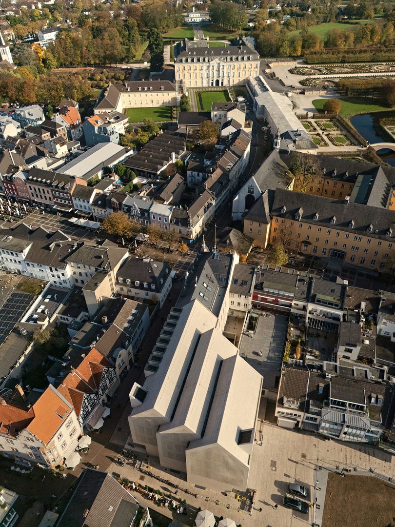 Radnica a knižnica v Brühle