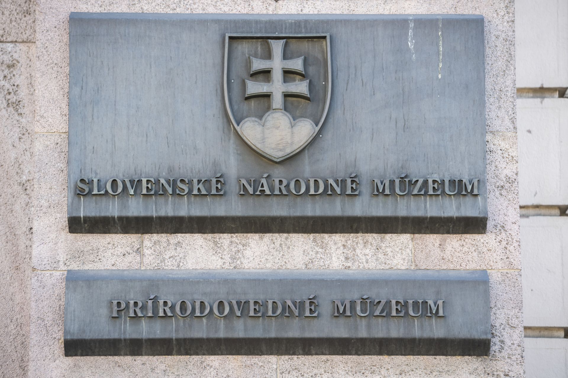 Tabuľa na budove, v ktorej sídli Slovenské národné múzeum