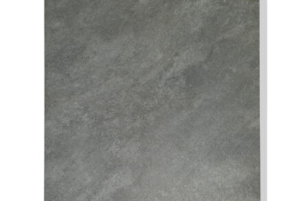 Detail keramickej platne s grafitovým odtieňom a jemnou textúrou, vhodná na modernú terasu