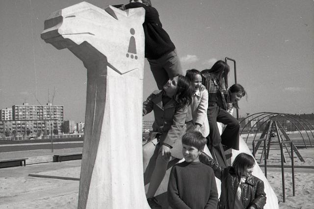 Historická fotografia z roku 1974 – výtvarné dielo Ťava od akademického sochára Rastislava Miklánka