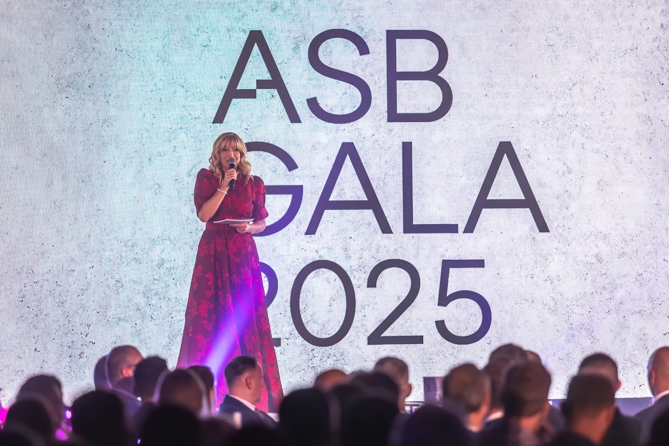 Posledný septembrový štvrtok bol výnimočný vďaka odovzdávaniu ocenení 19. ročníka ASB GALA 2025. Moderátorkou podujatia bola už tradične Jarmila Lajčáková-Hargašová.  