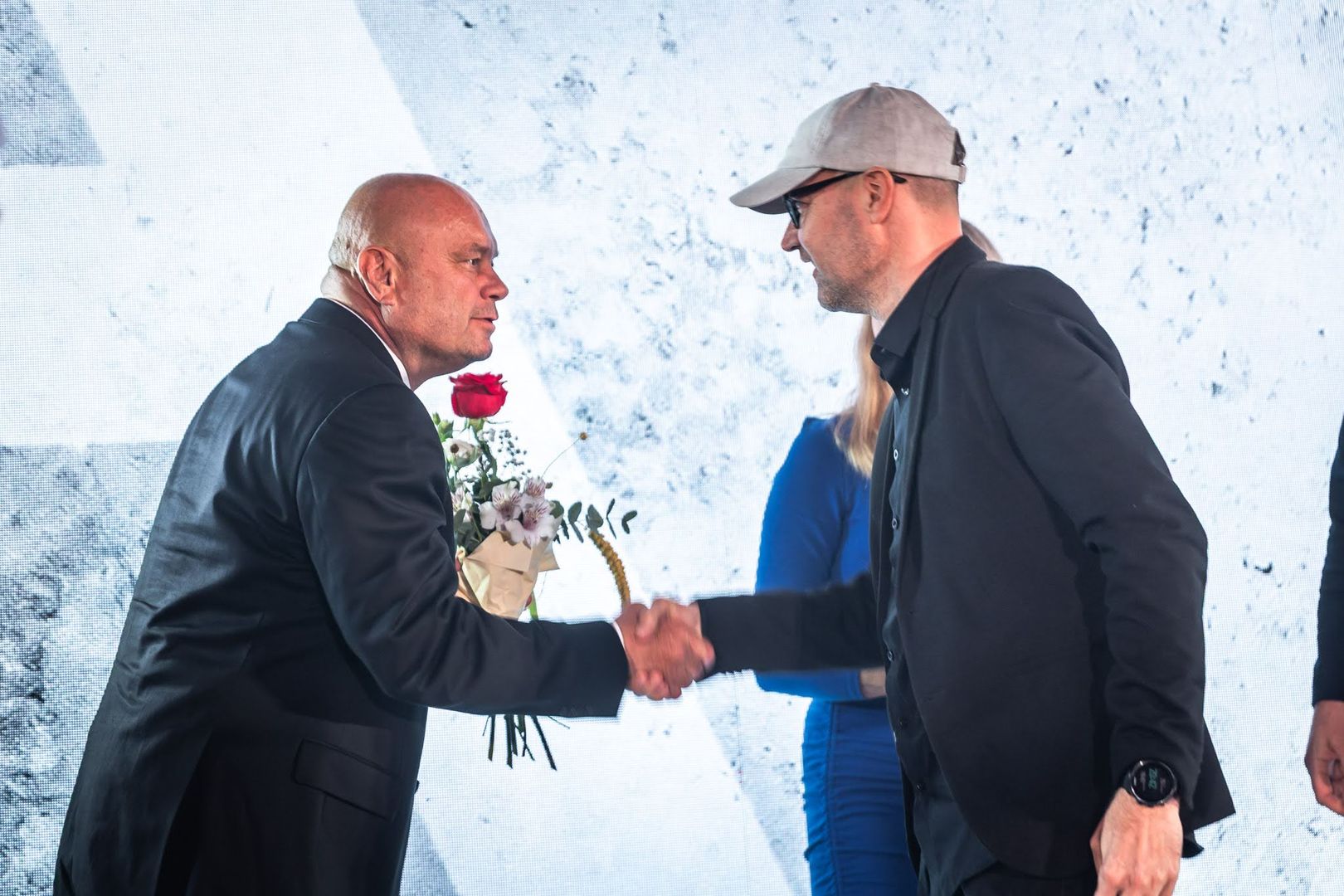 Peter Halász, JAGA a Matej Grébert, Compass Architekti pri preberaní ceny ASB Osobnosť architektúry a stavebníctva