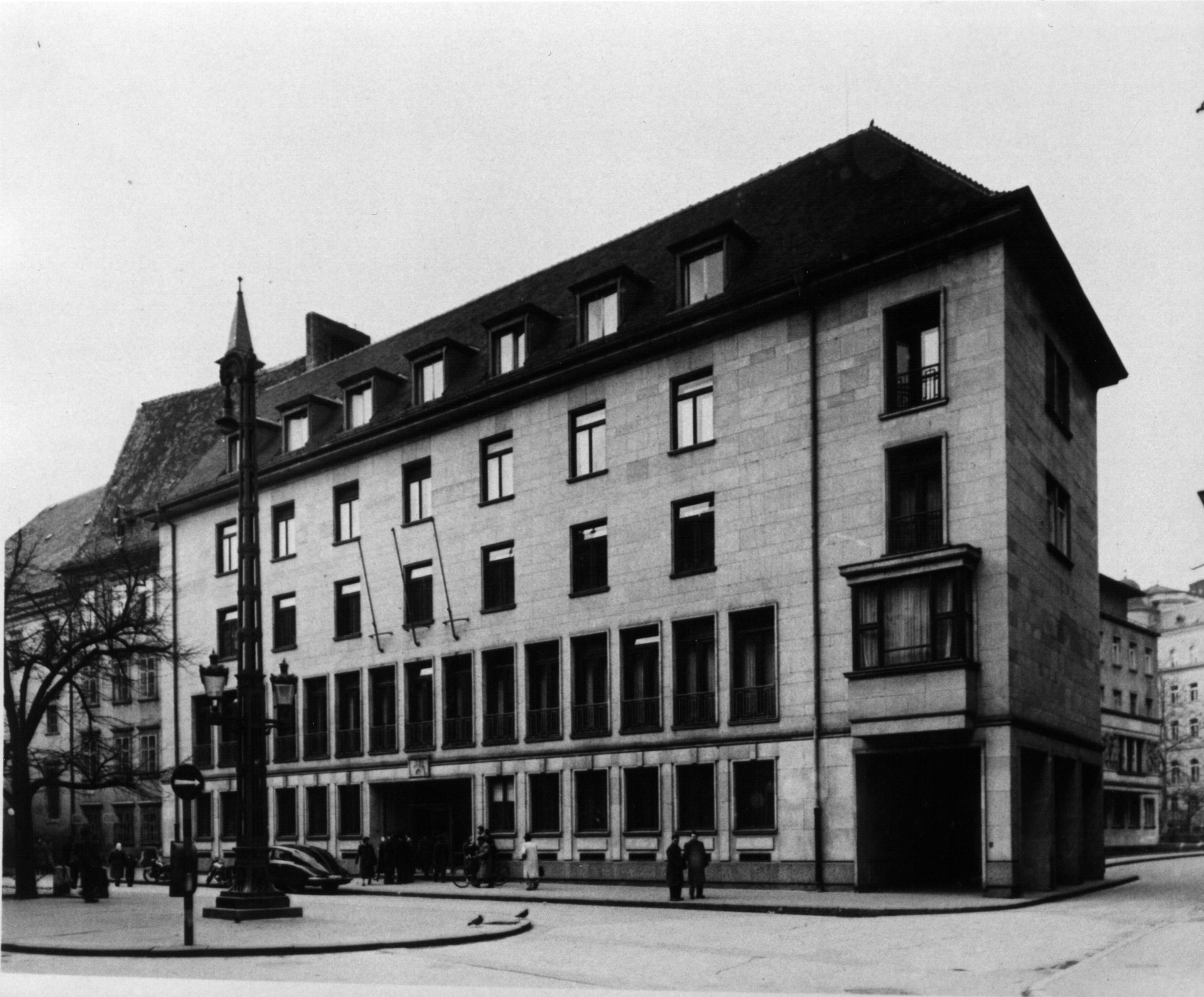 Historická fotografia Novej radnice od Emila Belluša