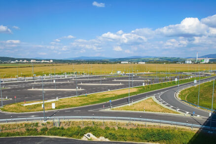 Rozsiahle nové odpočívadlo Valaliky s vyznačenými parkovacími miestami a dopravnou infraštruktúrou
