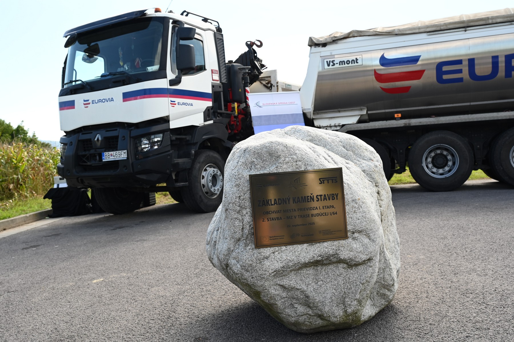  Symbolickým poklepaním základného kameňa sa oficiálne začala výstavba ďalšej časti obchvatu mesta Prievidza v dĺžke 2,7 km. 