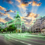 Historická mestská architektúra s digitálnymi efektmi symbolizujúcimi energetickú efektivitu a smart technológie v meste