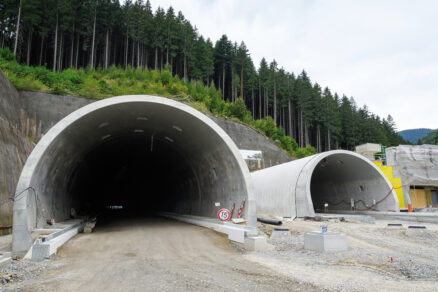 Portál diaľničného tunela so železobetónovou konštrukciou počas výstavby