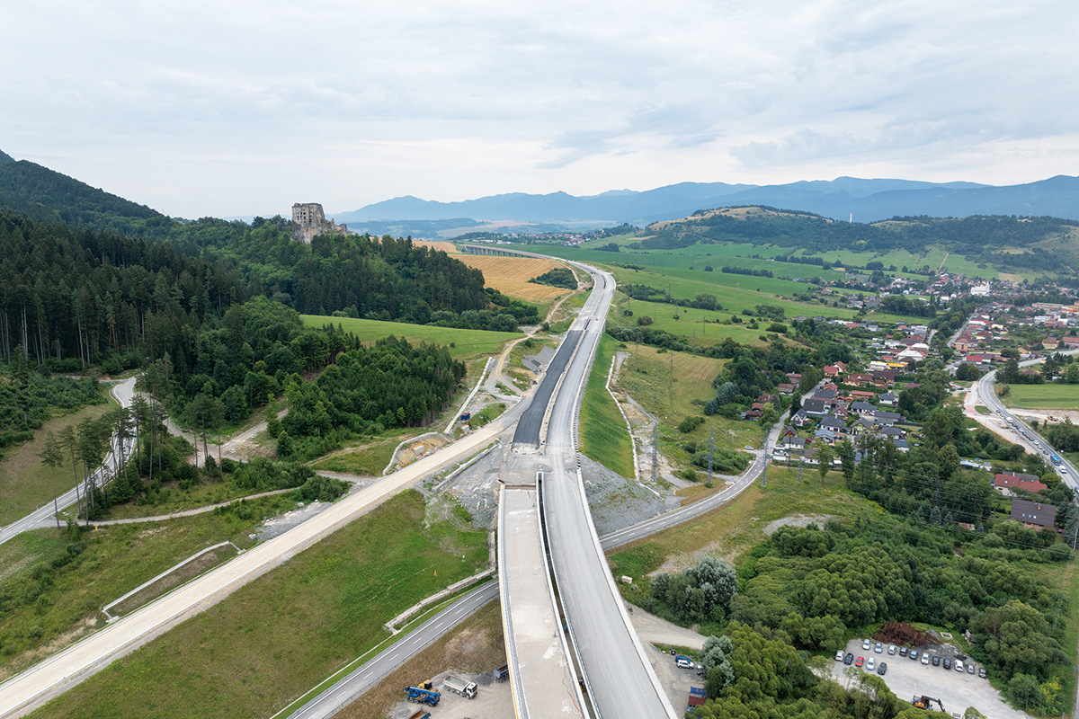 Letecký pohľad na výstavbu diaľnice s betónovou vozovkou na Slovensku