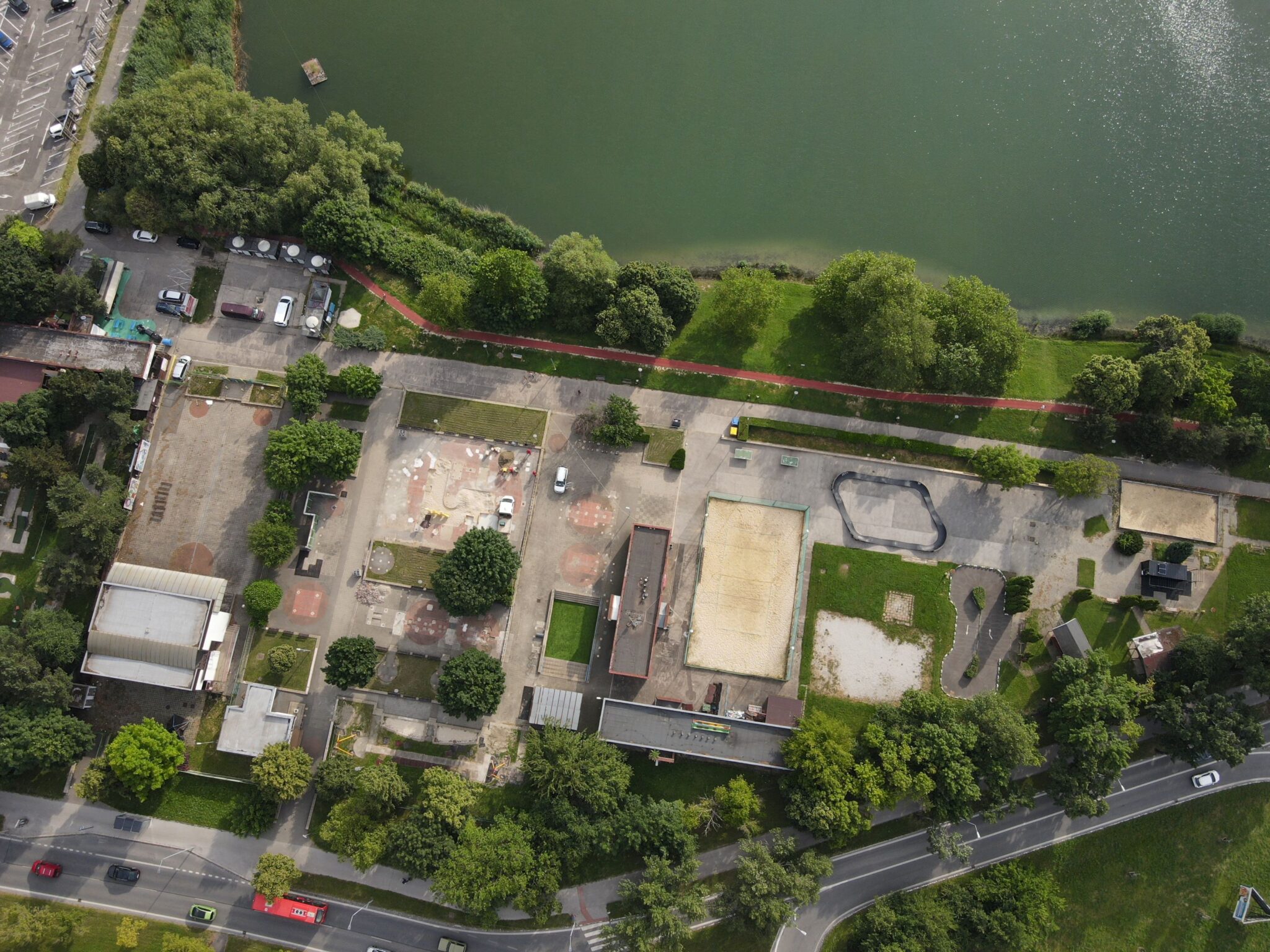 Aktuálna podoba Areálu hier Radosť pri Štrkoveckom jazere v Ružinove - dronový záber