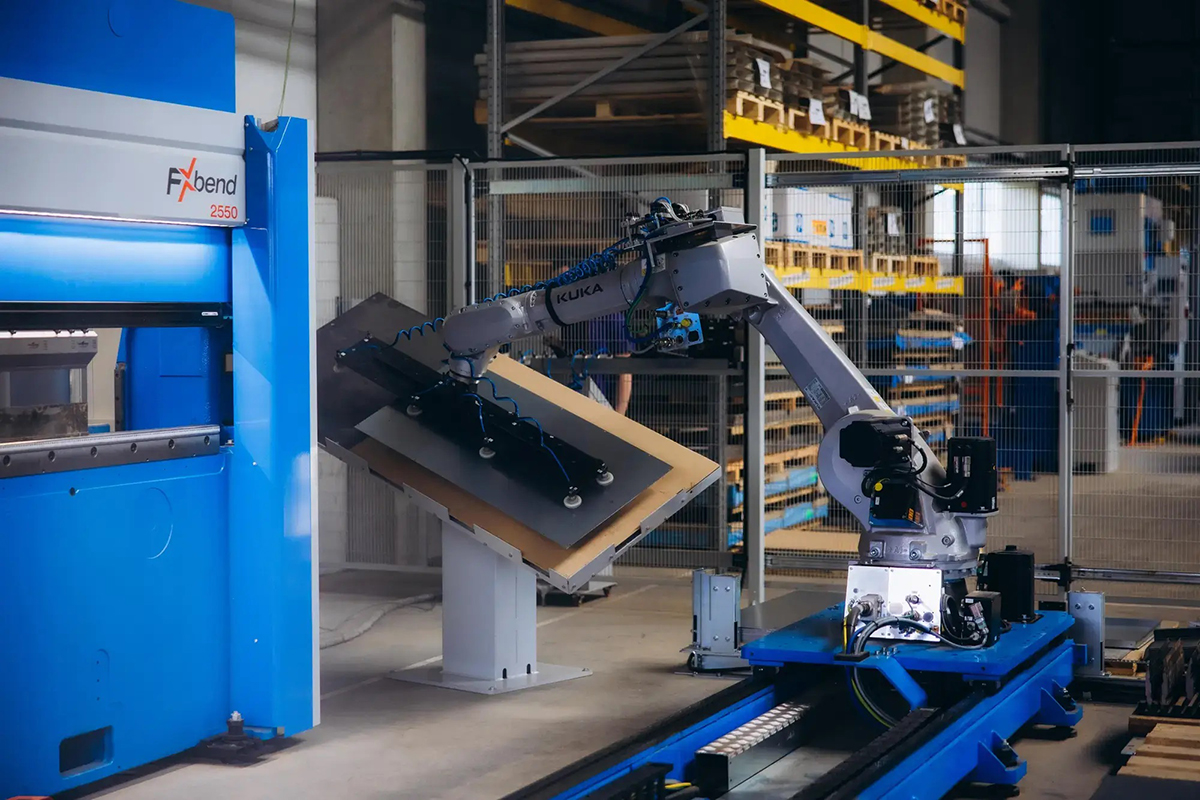 Priemyselný robot KUKA vo výrobe batériových systémov