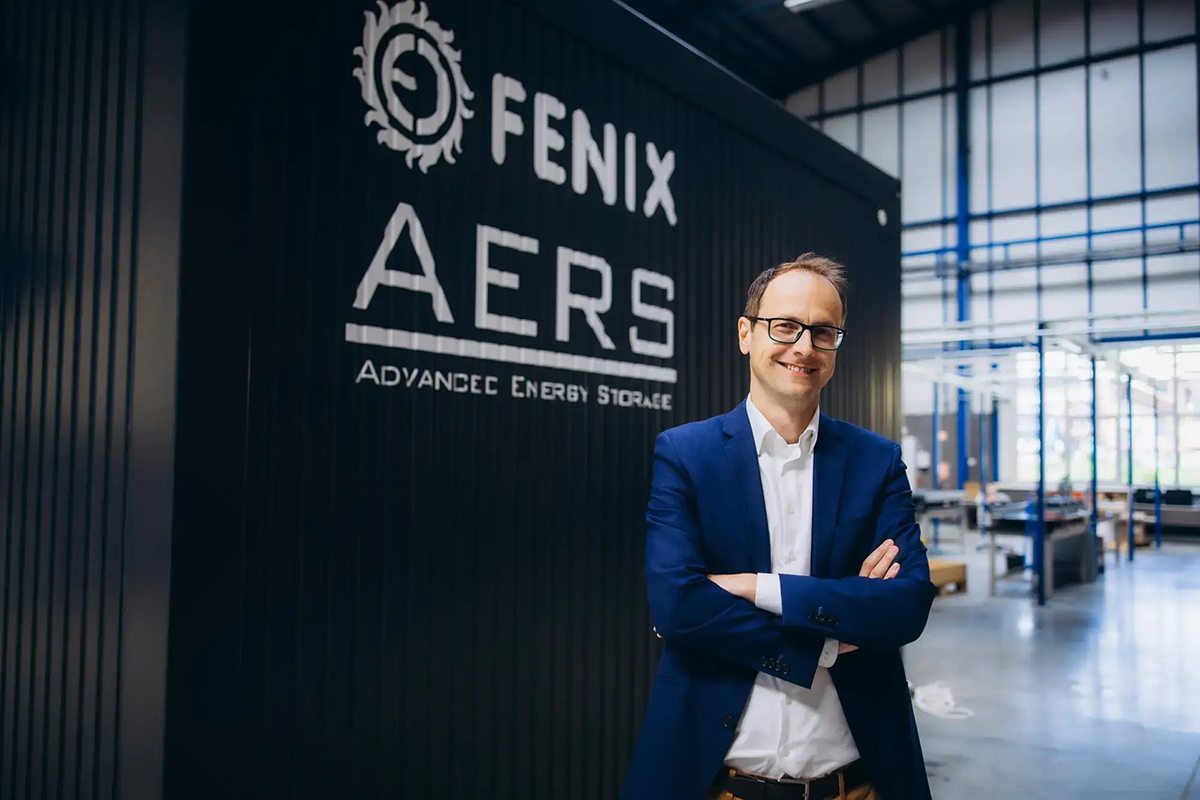 predseda správnej rady spoločnosti FENIX GROUP Cyril Svozil pri batériovom úložisku AERS