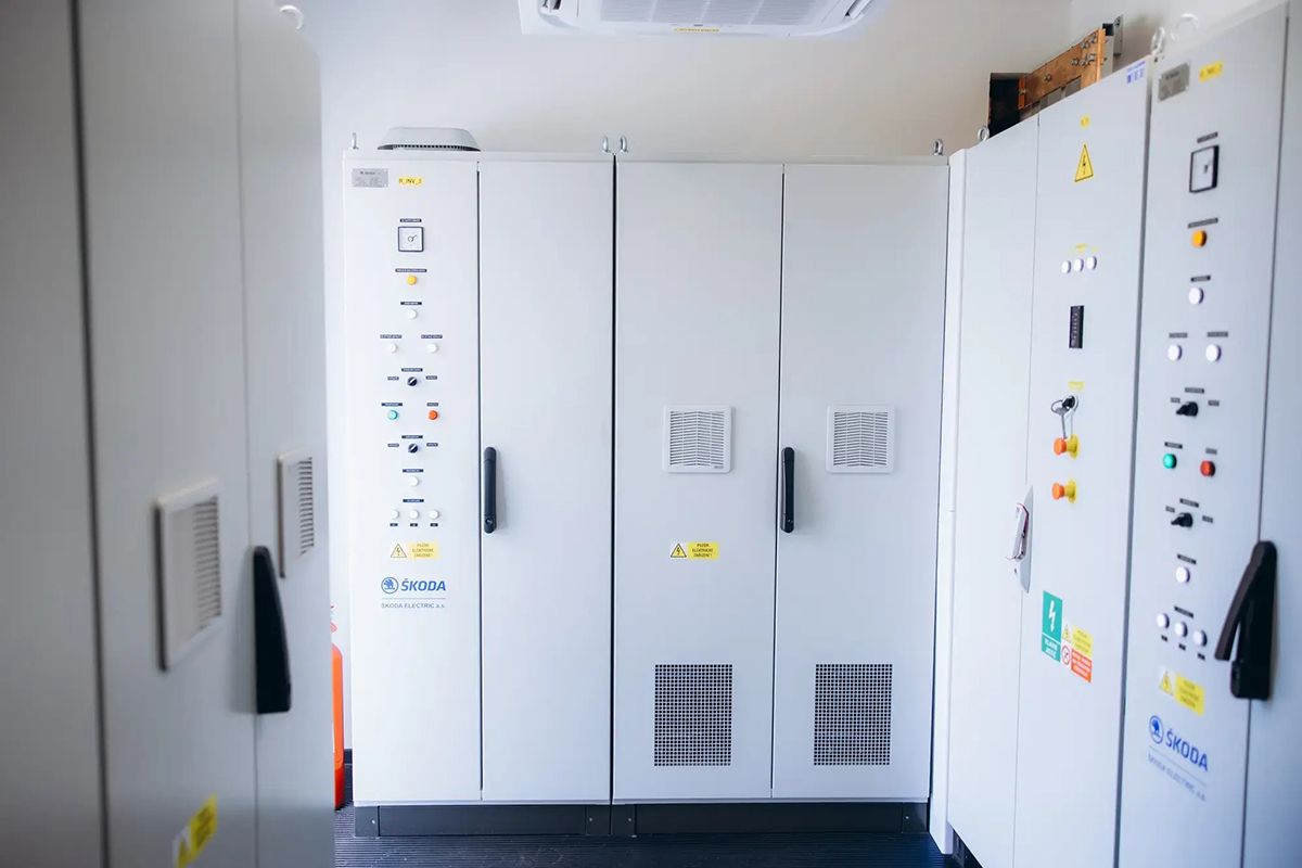 Riadiace jednotky a elektroinštalácia batériového systému