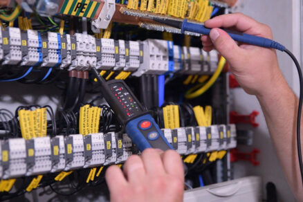 Odborné meranie napätia v rozvodnej skrini počas elektroinštalácie