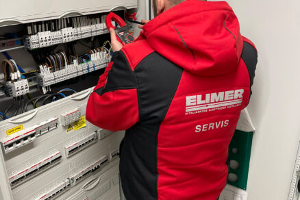 Technik ELIMER vykonávajúci servis elektroinštalácie v rozvádzači