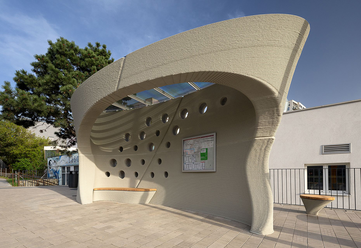 Autobusová zastávka s organickým dizajnom vytvorená 3D tlačou betónu