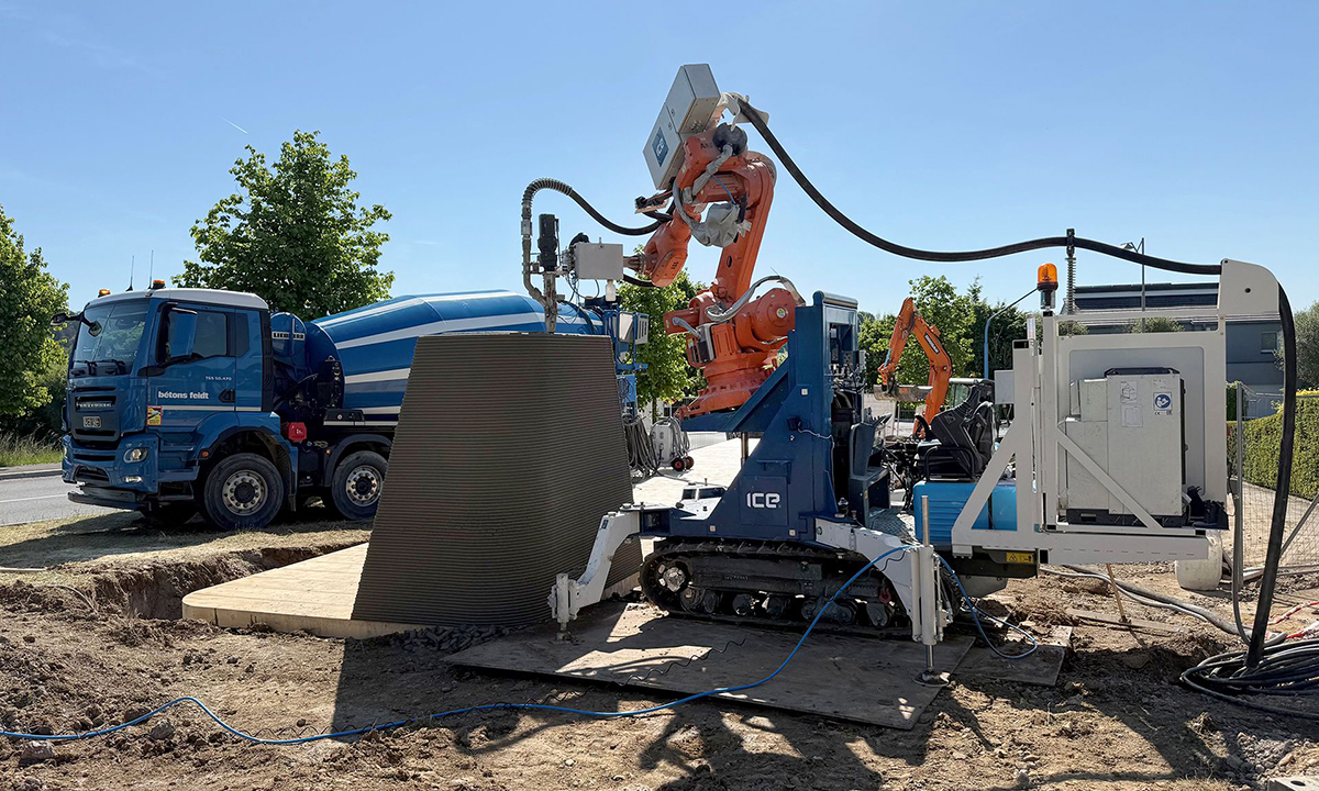 Robotická tlačiareň Coral 3DCP pri realizácii betónového objektu