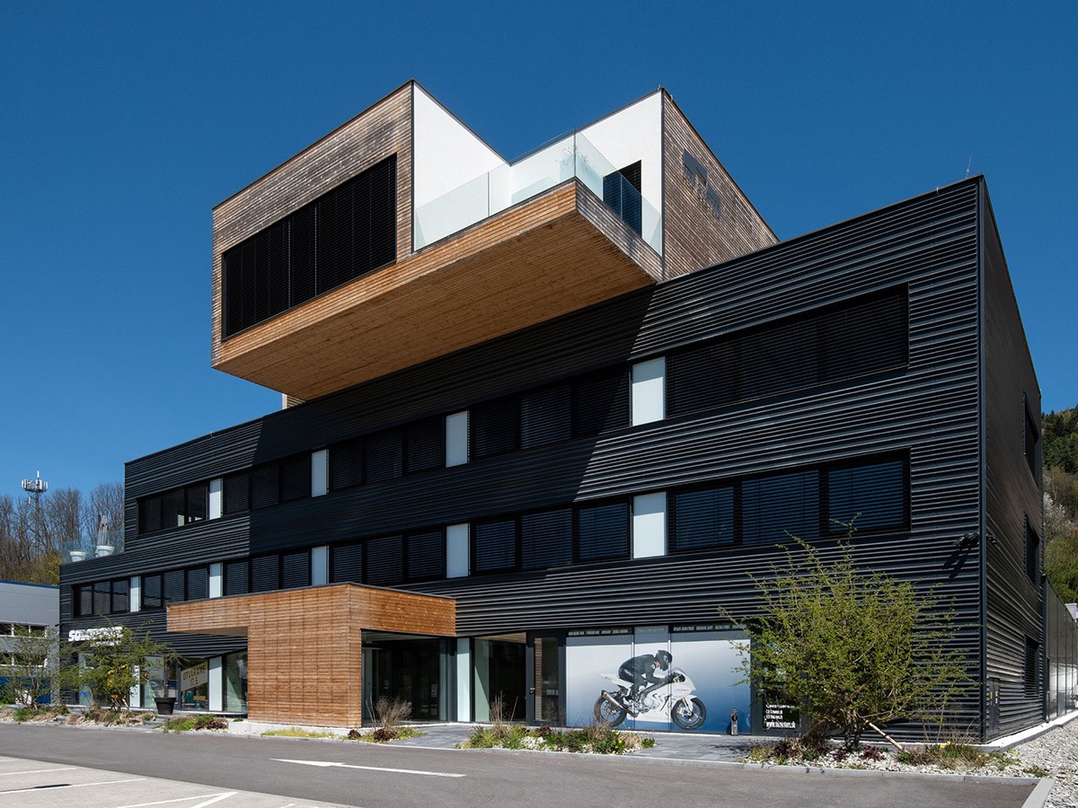 Administratívna budova s výraznou drevenou architektúrou a moderným dizajnom
