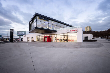 Autosalón Toyota a Lexus s modernou presklenou architektúrou v Košiciach